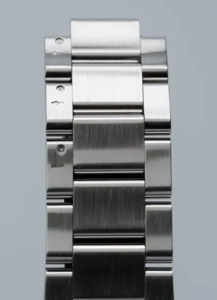 Superjust bracelet with brushed centre links