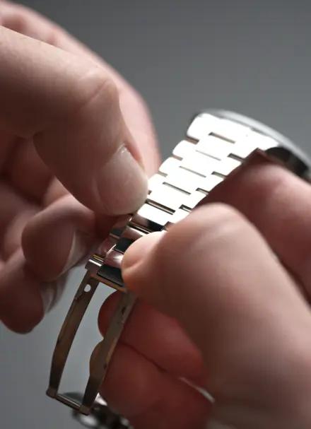 Adjusting the HORAGE micro-adjusting clasp on the Superjust bracelet