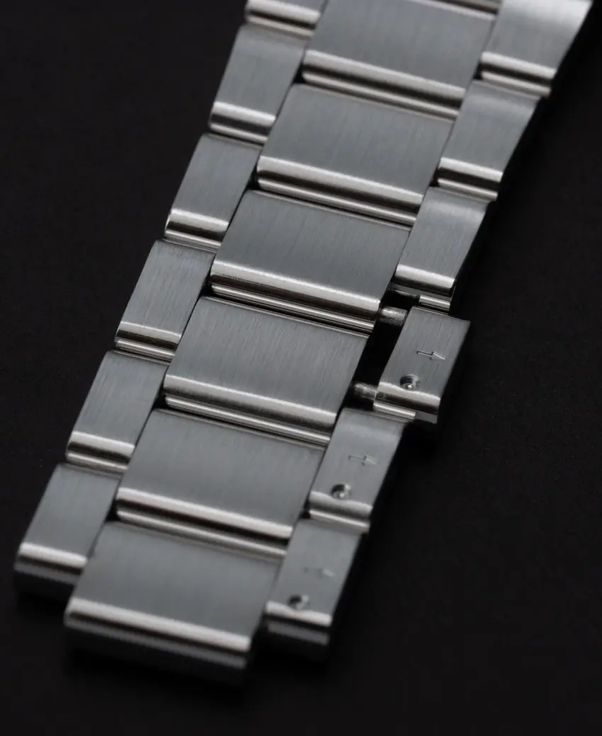 Superjust bracelet links on black