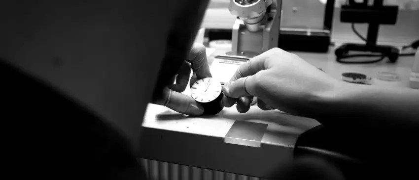 Watchmaker setting the hands in the HORAGE workshop