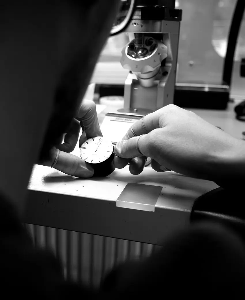 Watchmaker setting the hands in the HORAGE workshop